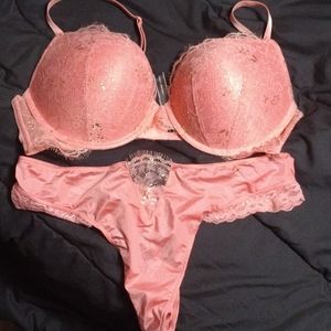 Victoria Secret very sexy push up Bra & 2 pairs of matching panties
